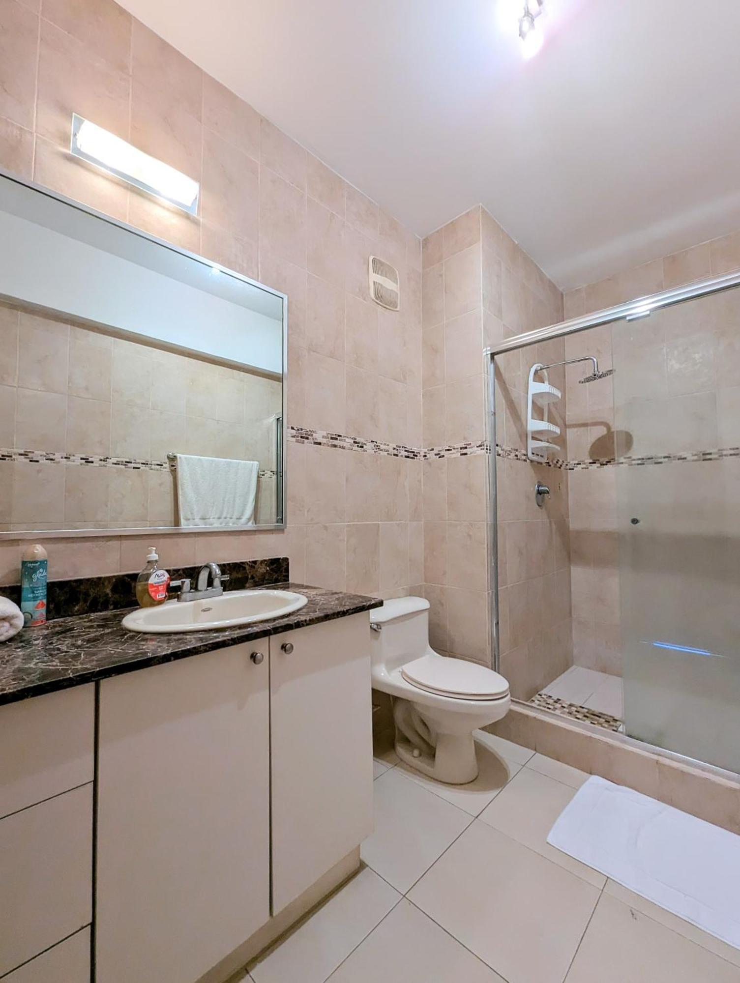 Yc 3602 L 2br En Av Balboa * Panama (ville)