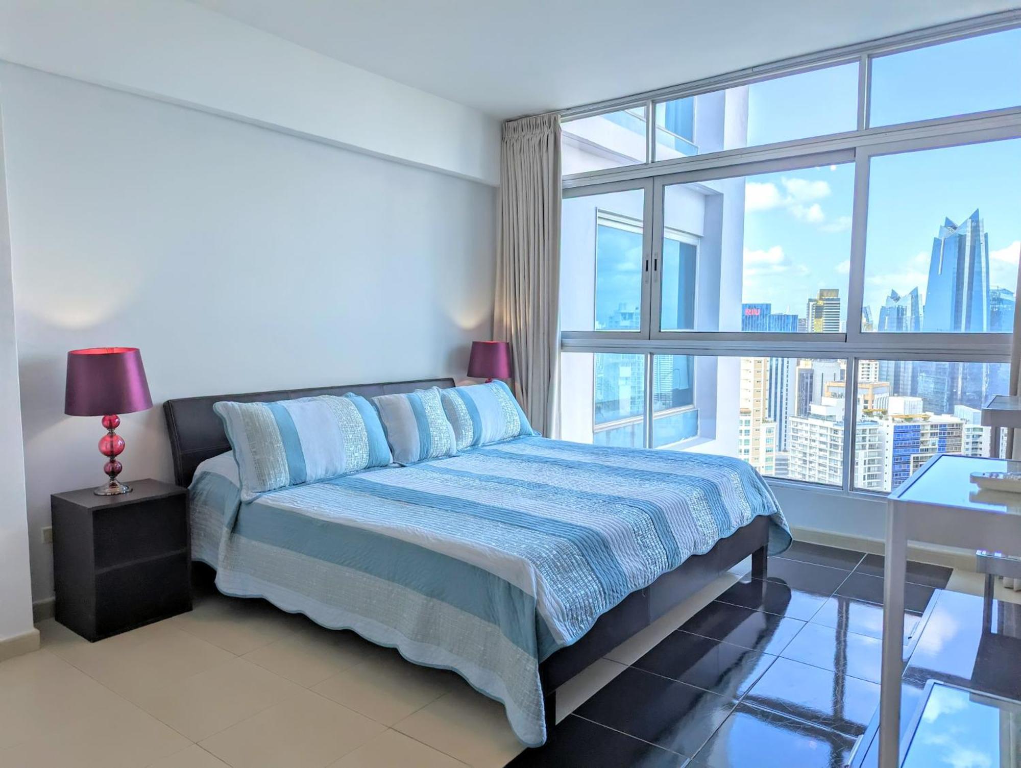 Yc 3602 L 2br En Av Balboa Panama (ville)