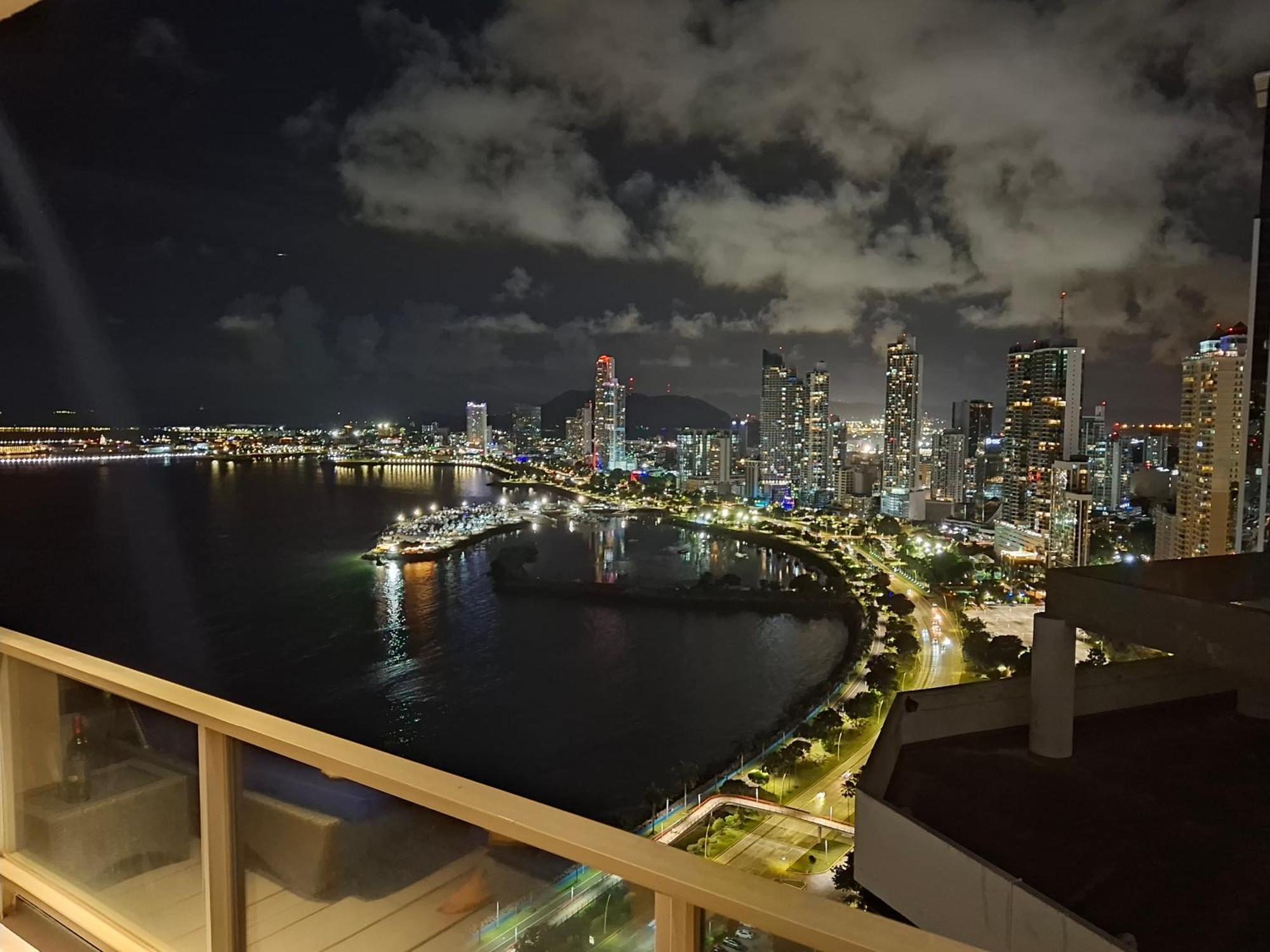 Yc 3602 L 2br En Av Balboa Panama (ville)